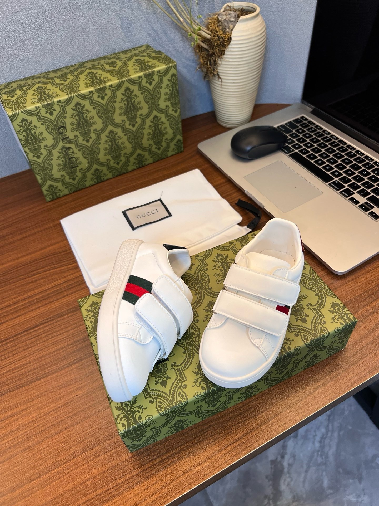 Children's shoes child